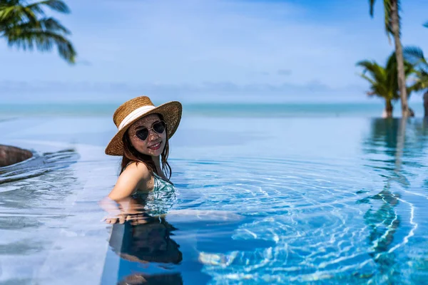 Young Woman Traveler Relaxing Enjoying Tropical Resort Pool While Traveling — Stock Photo, Image