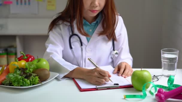 Ernährungsberater Berät Patienten Mit Gesundem Obst Und Gemüse Richtige Ernährung — Stockvideo