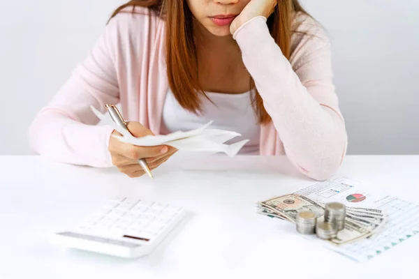 Gestresste Jonge Vrouw Berekenen Maandelijkse Woonlasten Belastingen Bankrekening Saldo Credit — Stockfoto