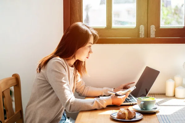 Junge Frau Mit Tasse Kaffee Sitzt Café Und Arbeitet Laptop — Stockfoto