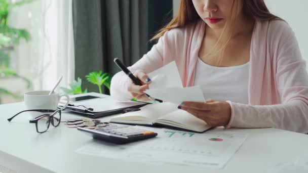 Jovem Estressada Calculando Despesas Domésticas Mensais Impostos Saldo Conta Bancária — Vídeo de Stock