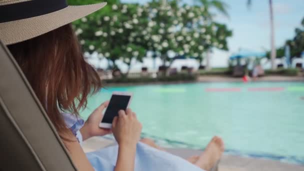 Jovem Viajante Desfrutando Umas Férias Verão Usando Smartphone Piscina Resort — Vídeo de Stock
