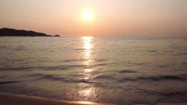 Yazın tropikal sahilde güzel bir gün batımı