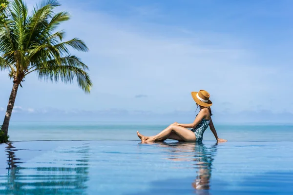 Young Woman Traveler Relaxing Enjoying Tropical Resort Pool While Traveling — Stock Photo, Image