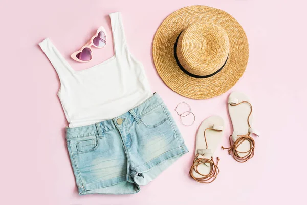 Fashion Zomer Dameskleding Set Met Accessoires Roze Achtergrond Vlakke Lay — Stockfoto