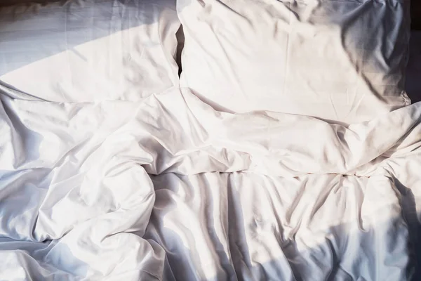 Zerknüllte Bettwäsche Mit Kopfkissen Schlafzimmer Mit Sonnenlicht Morgen — Stockfoto