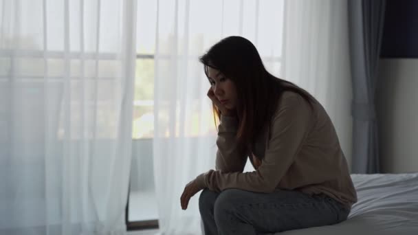Solitario Giovane Donna Sentirsi Depresso Stressato Seduto Nella Camera Letto — Video Stock