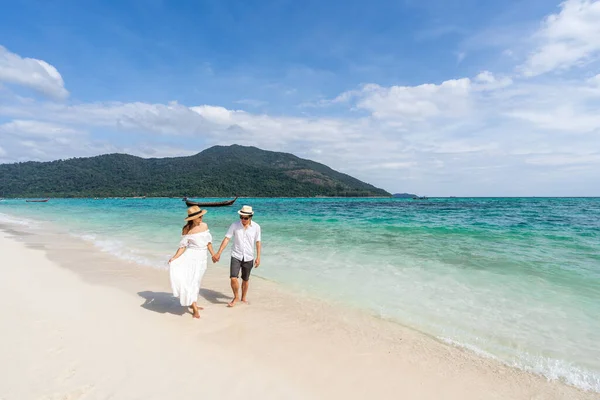 Junges Paar Reisende Entspannen Und Genießen Schönen Tropischen Weißen Sandstrand — Stockfoto