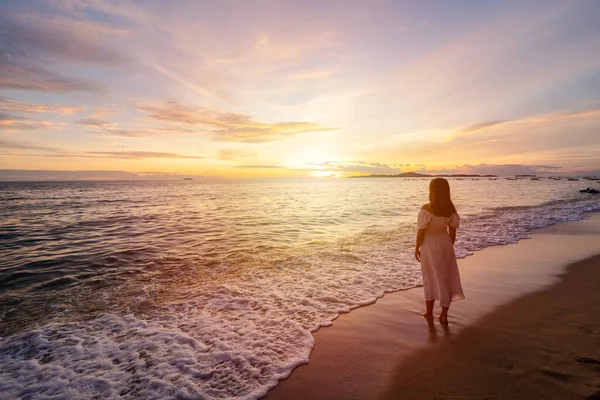 Μοναχική Νεαρή Γυναίκα Πόδια Και Απολαμβάνοντας Όμορφο Ηλιοβασίλεμα Στην Ήσυχη — Φωτογραφία Αρχείου