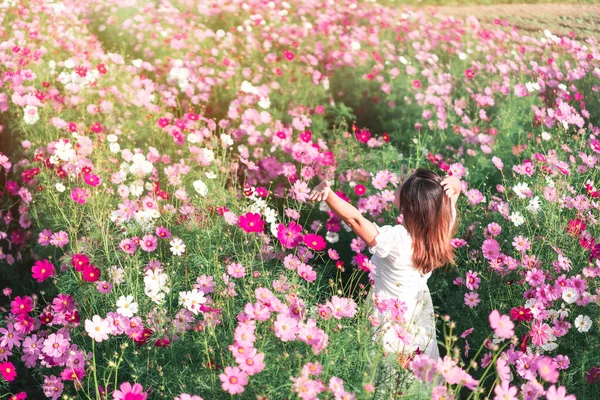 Jeune Femme Voyageur Relaxant Profiter Avec Floraison Champ Fleurs Matin — Photo