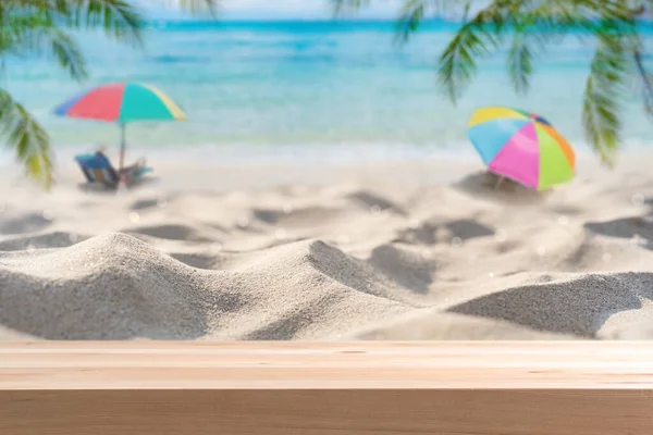 Schöner Tropischer Sandstrand Mit Leerem Holztisch Und Kopierraum Sommerferienkonzept — Stockfoto