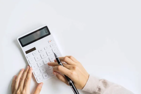 Contabilista Usando Calculadora Escritório Mesa Fundo Branco Com Espaço Cópia — Fotografia de Stock