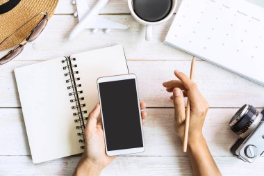 Tatil gezisi planlayan genç gezgin takvimde tatil, seyahat konsepti arıyor.