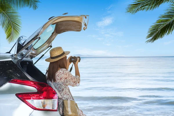 Young Woman Traveler Taking Photo Beach Car Roadtrip Summer Vacation — Stock Photo, Image