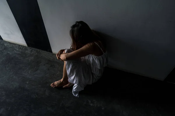 Solitario Giovane Donna Sentirsi Depresso Stressato Seduto Nella Passerella Buia — Foto Stock