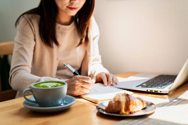 Jovem Com Xícara Café Sentado Trabalhando Laptop Café — Fotografia de Stock