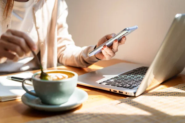 Jovem Com Xícara Café Usando Telefone Celular Trabalhando Laptop Café — Fotografia de Stock
