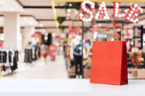 Rood Papier Boodschappentassen Met Abstracte Wazig Achtergrond Van Interieur Kleding — Stockfoto