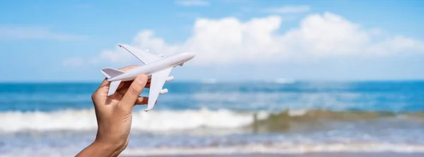 Hand Hand Ein Miniaturflugzeug Tropischen Strand Einem Sonnigen Tag Sommerurlaub — Stockfoto
