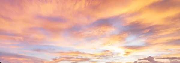Hermoso Cielo Dramático Colorido Atardecer Sobre Las Montañas — Foto de Stock