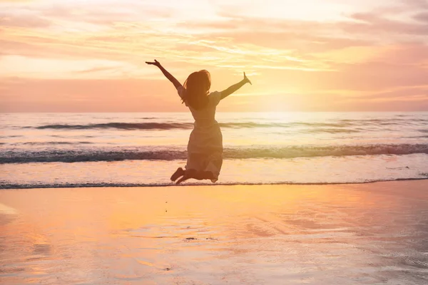 Mujer Joven Saltando Playa Hermoso Atardecer Concepto Vacaciones Verano — Foto de Stock