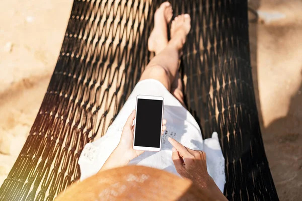 Молода Жінка Мандрівник Лежить Гамаку Використовує Смартфон Пляжі Під Час — стокове фото