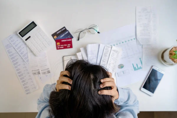 Gestresste Jonge Vrouw Berekenen Maandelijkse Woonlasten Belastingen Bankrekening Saldo Credit — Stockfoto