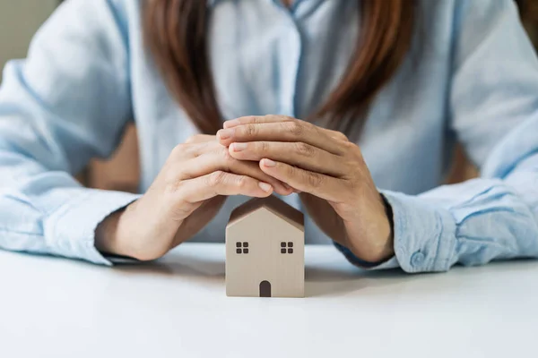 Jonge Vrouw Handen Beschermen Miniatuur Huis Home Verzekering Concept — Stockfoto