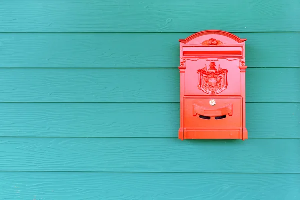 Rode mailbox met groene hout achtergrond — Stockfoto