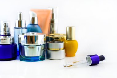 Çeşitli kozmetik kümesi