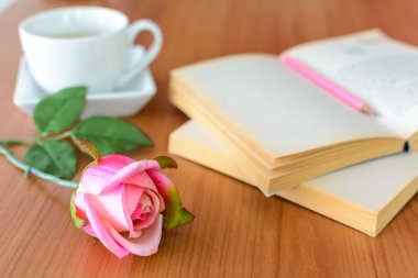 kitap ve kahve ile pembe Gül