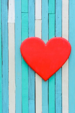 Kalp şekli ahşap duvar üzerinde