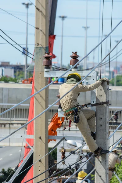 Reparar um cabo no poste de eletricidade — Fotografia de Stock
