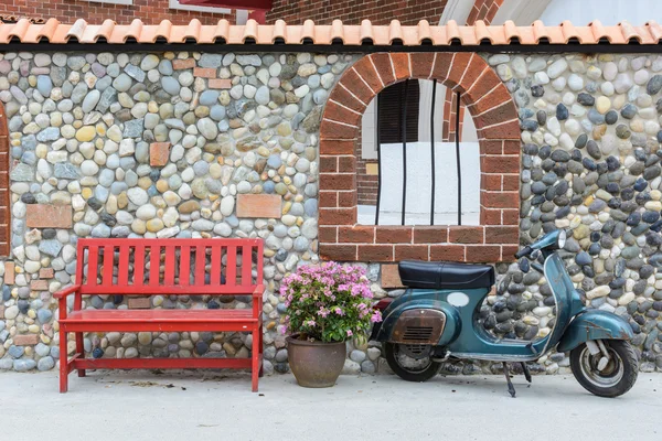 Red bench with flowers and motorcycle — Stock Photo, Image