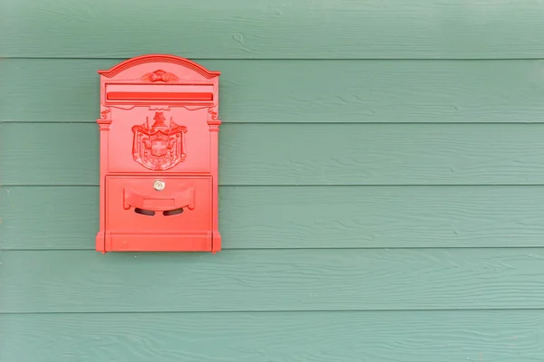 Roter Briefkasten mit grünem Holzhintergrund — Stockfoto