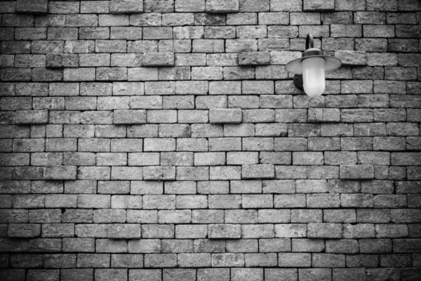 Oude bakstenen muur met lamp — Stockfoto