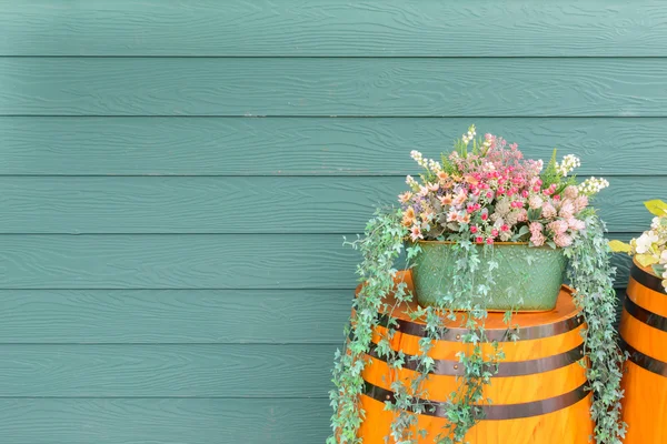 Vecchio barile di legno con bellissimi fiori — Foto Stock