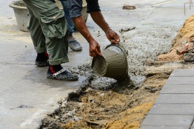 Beton dökme inşaat işçileri