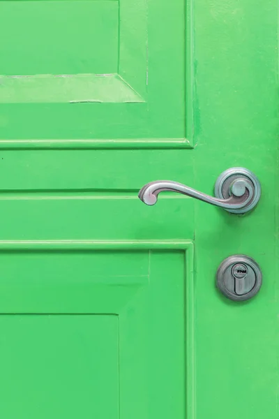 Klassieke deur handvat op groene deur — Stockfoto