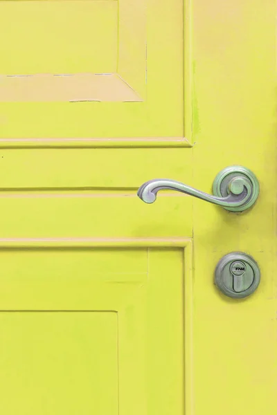 Klassieke deur handvat op gele deur — Stockfoto