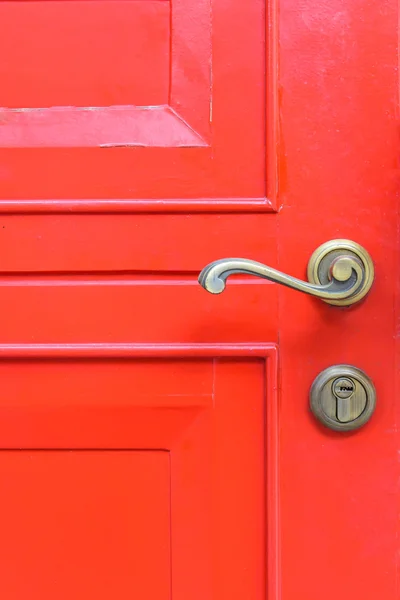 Klassischer Türgriff an roter Tür — Stockfoto