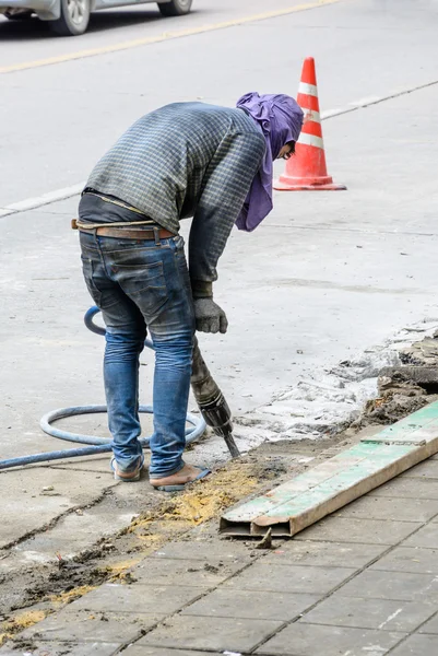 Road reparera arbeten med jackhammer — Stockfoto