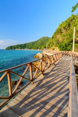 Denizde ahşap köprü