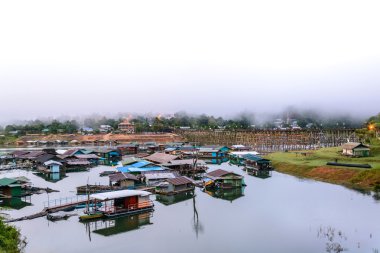 Sangkhlaburi, Thailan ahşap köprü ile kayan Köyü