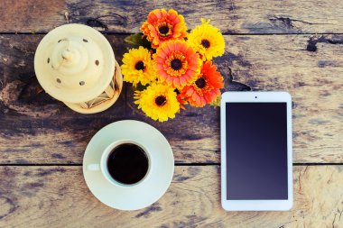 fincan kahve ve tablet