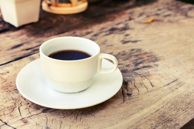 Tahta masada bir fincan kahve.