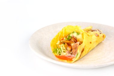 Beyaz arka planda kebap sandviçi yakın plan