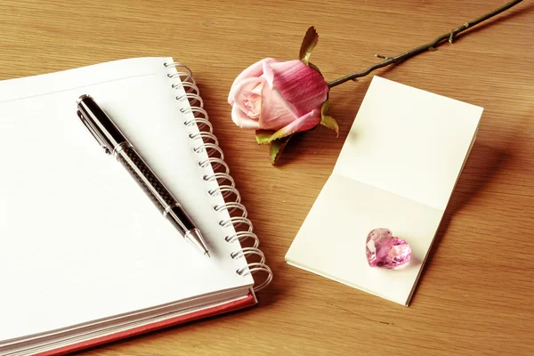 空白的白色笔记本与玫瑰 — 图库照片