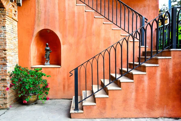 Treppe im Garten — Stockfoto