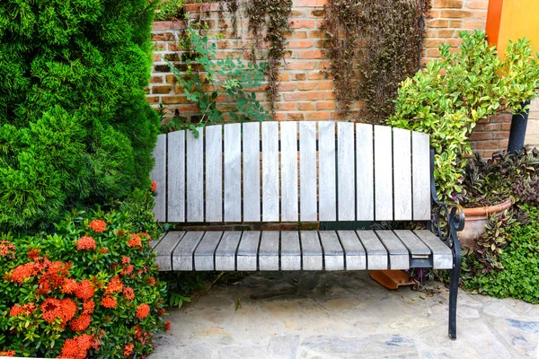 Old wood bench in garden — Stock Photo, Image